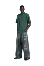 Balenciaga Men's Laurel Classic Medium Fit T-shirt in Dark Green/red – Bild 2