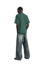 Balenciaga Men's Laurel Classic Medium Fit T-shirt in Dark Green/red – Bild 4