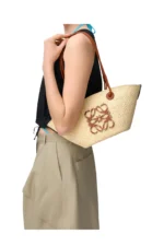 Loewe Small Anagram basket bag in iraca palm and calfskin - Image 3