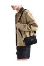Prada Schultertasche aus Re-Nylon und Saffiano-Leder – Bild 8