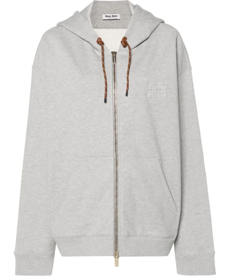 Graues Miu Miu Sweatshirt mit Kapuze, Reißverschluss und gesticktem Logo – Vorderansicht