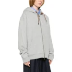 Graues Miu Miu Sweatshirt mit Kapuze und Reißverschluss – Detailansicht am Model