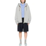 Graues Miu Miu Sweatshirt mit Reißverschluss – Gesamtansicht am Model