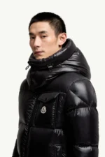 Kapuze und Brusttasche der schwarzen Moncler Montbeliard Daunenjacke