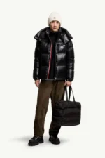 Schwarze Moncler Montbeliard Daunenjacke am Model
